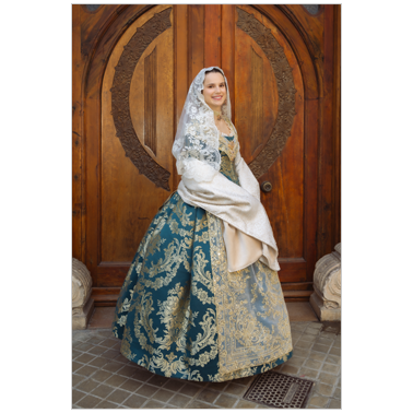 Fallera con traje tradicional y mantilla en Valencia | Cattaneo Photo